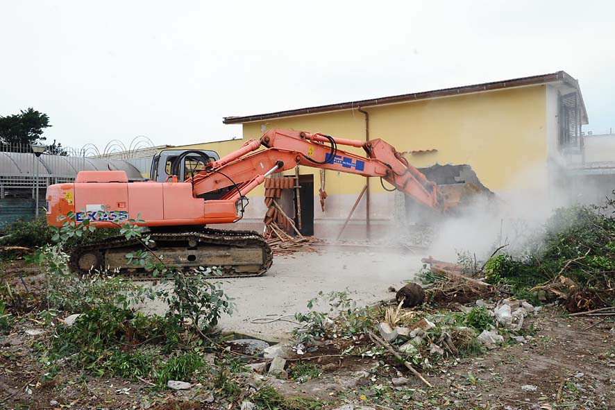 Demolizione in via Allende e inizio lavori nuova Litoranea Orientale con il Sindaco De Luca. Salerno, 2 maggio 2011