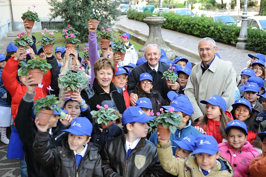 Con il 72% Salerno  il primo capoluogo dItalia per la raccolta differenziata. Il Sindaco festeggia con gli alunni delle scuole cittadine l'importante traguardo raggiunto. 16 ottobre 2009