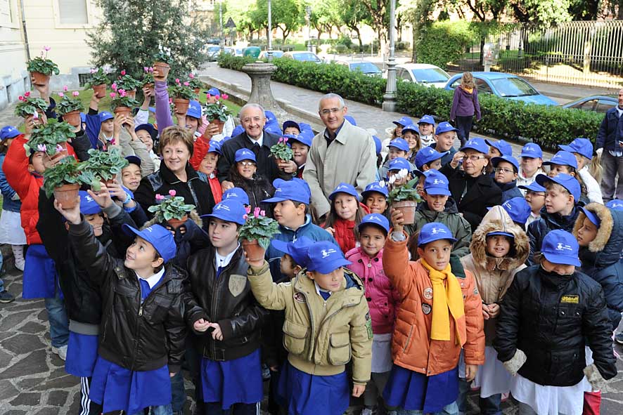 Con il 72% Salerno  il primo capoluogo dItalia per la raccolta differenziata. Il Sindaco festeggia con gli alunni delle scuole cittadine l'importante traguardo raggiunto. 16 ottobre 2009