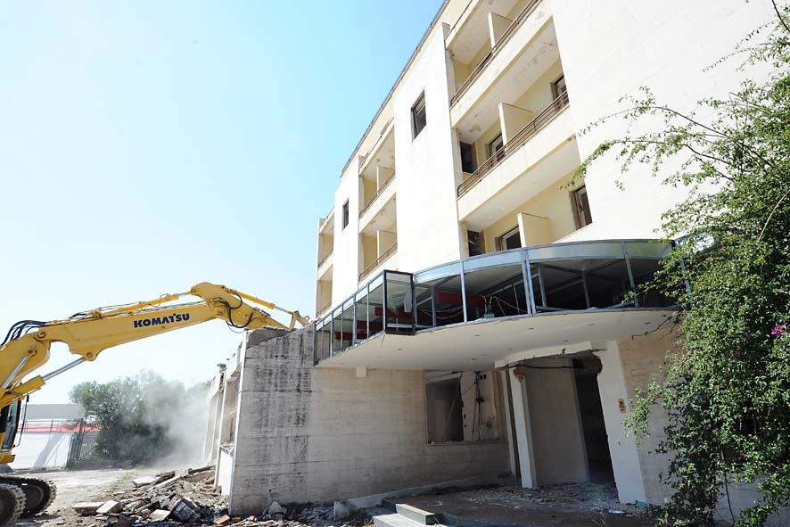 Demolizione Ex Jolly Hotel con il Sindaco Vincenzo De Luca. Salerno, 11 Maggio 2011