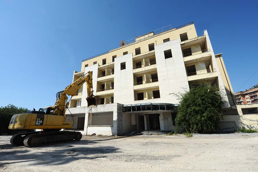 Demolizione Ex Jolly Hotel con il Sindaco Vincenzo De Luca. Salerno, 11 Maggio 2011