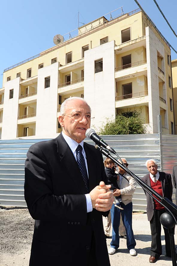 Demolizione Ex Jolly Hotel con il Sindaco Vincenzo De Luca. Salerno, 11 Maggio 2011