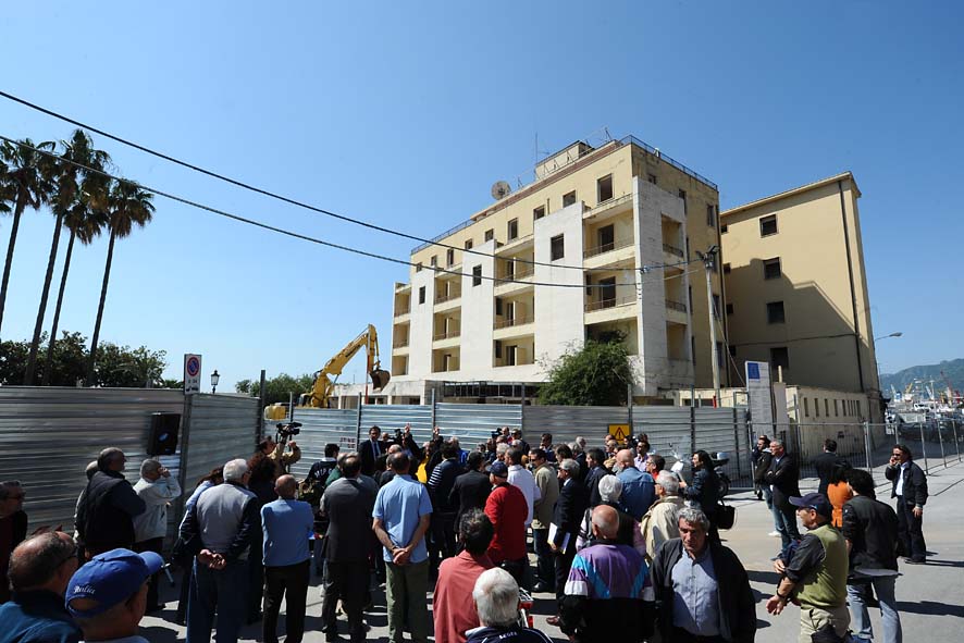 Demolizione Ex Jolly Hotel con il Sindaco Vincenzo De Luca. Salerno, 11 Maggio 2011