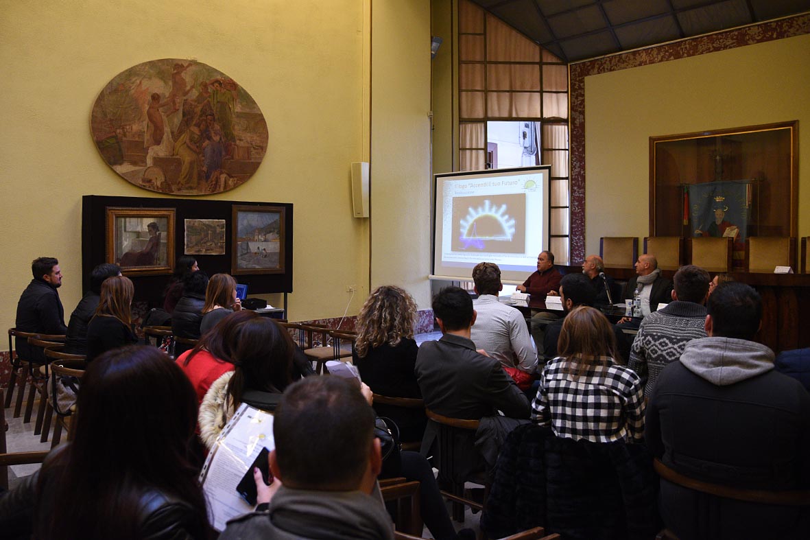 "Accendi il tuo futuro", a Villa Carrara le opere luminose dei giovani della Cooperativa Fili d'Erba