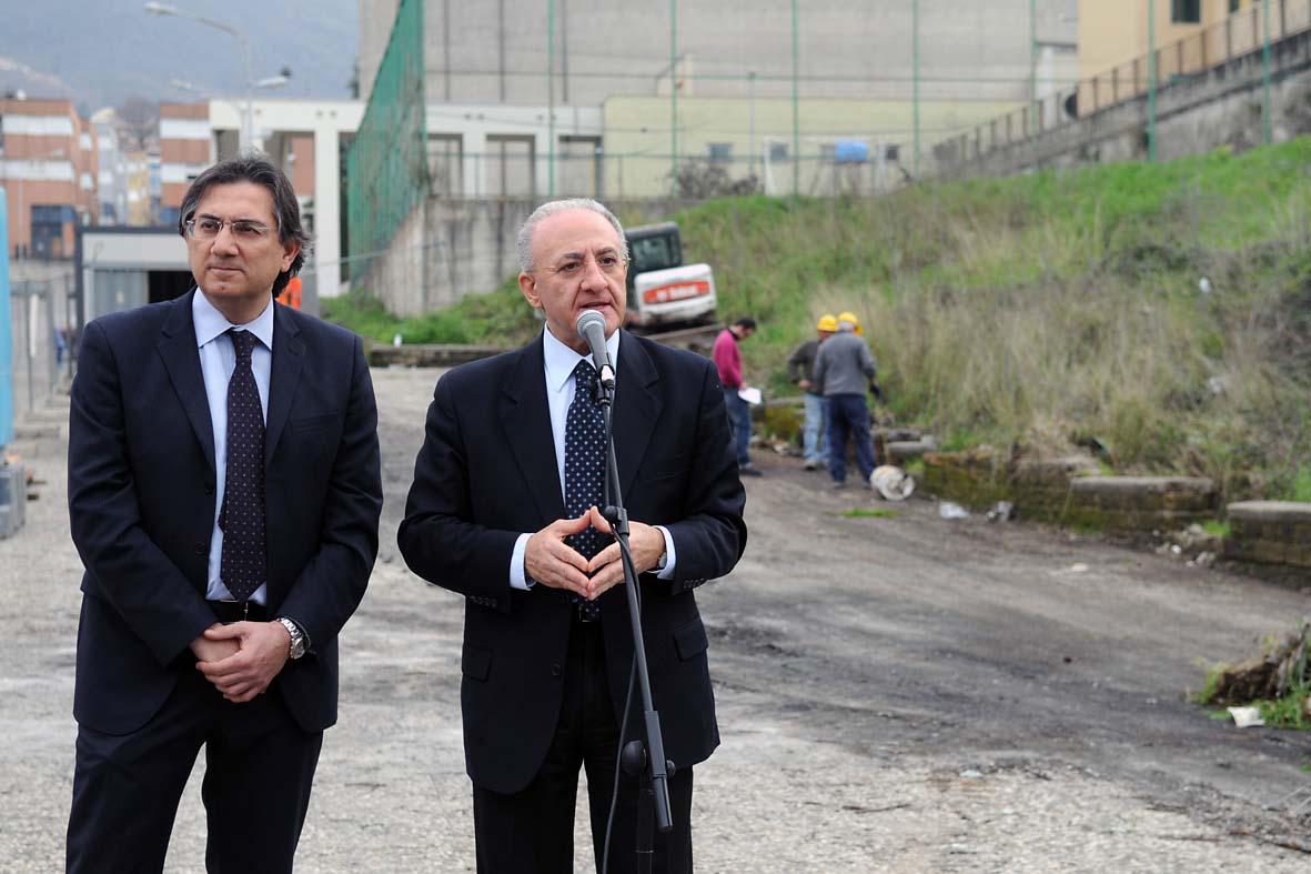 Il Sindaco Vincenzo De Luca inaugura il cantiere per la realizzazione di un centro polifunzionale e di un nuovo parcheggio a Matierno, Salerno, 1 marzo 2010