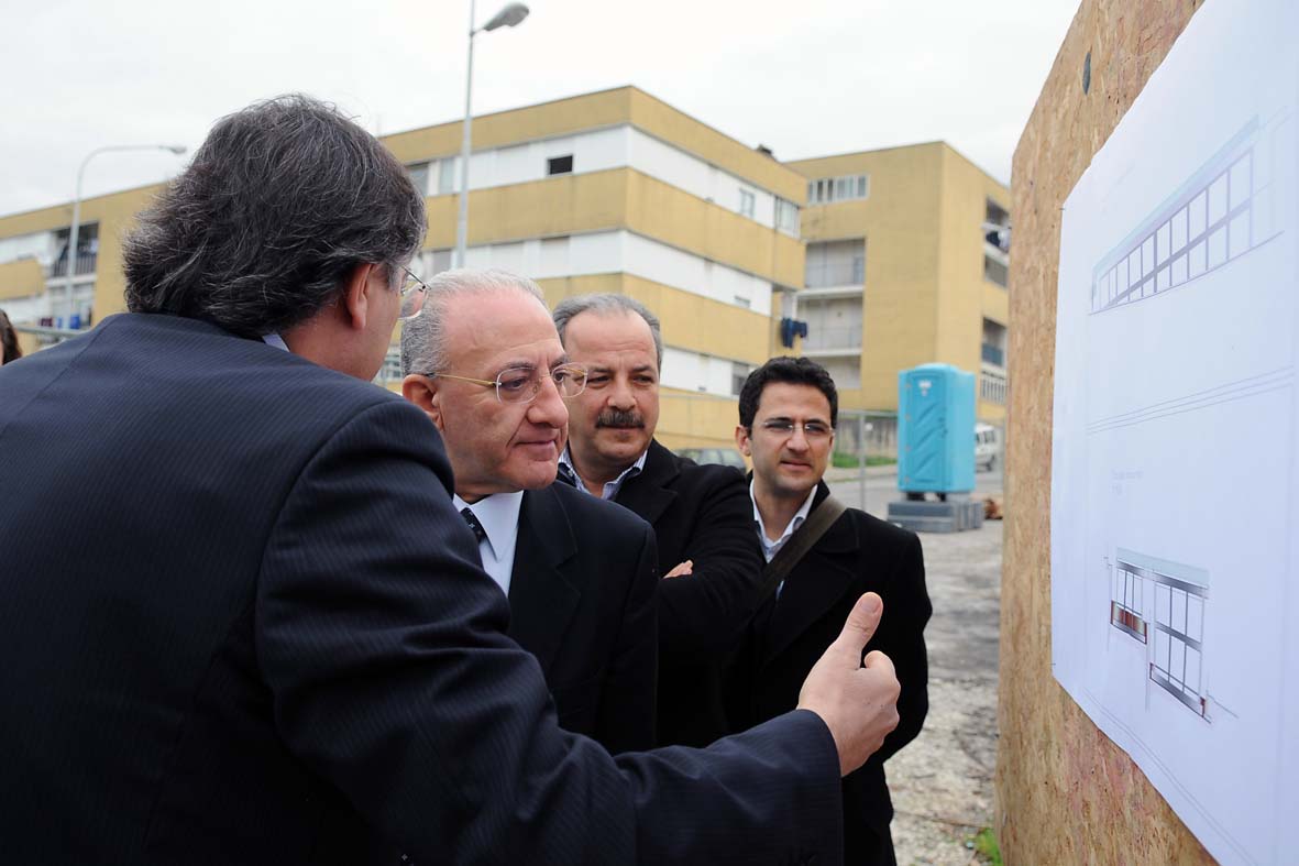 Il Sindaco Vincenzo De Luca inaugura il cantiere per la realizzazione di un centro polifunzionale e di un nuovo parcheggio a Matierno, Salerno, 1 marzo 2010