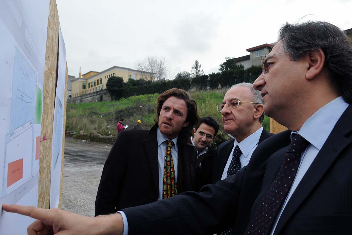 Il Sindaco Vincenzo De Luca inaugura il cantiere per la realizzazione di un centro polifunzionale e di un nuovo parcheggio a Matierno, Salerno, 1 marzo 2010