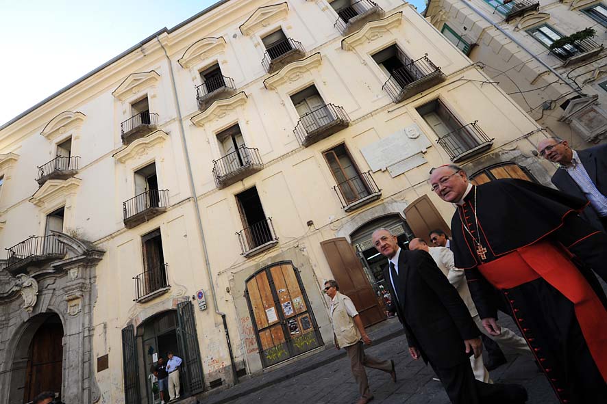 Il Sindaco De Luca e il Cardinale Martino in via Mercanti per l'inaugurazione della seduta artistica presso la chiesa S. Gregorio. 19 settembre 2009