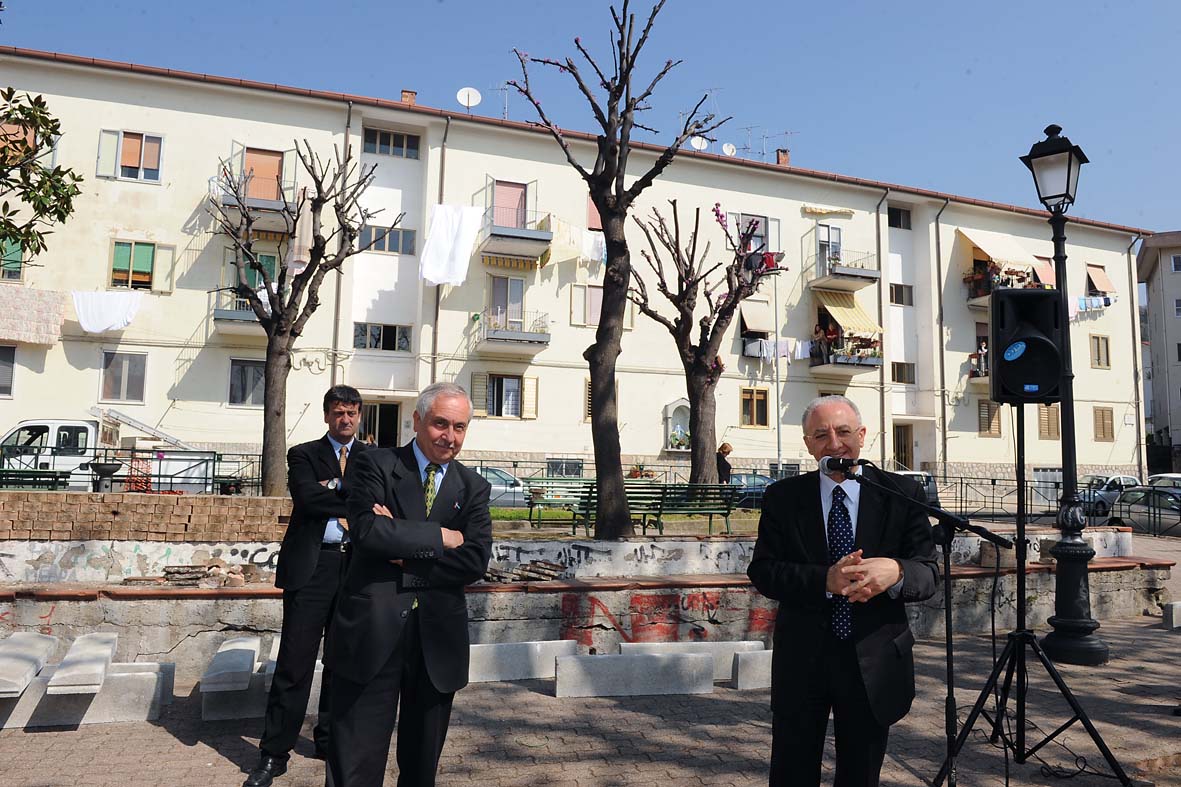 Al via i lavori in piazza De Crescenzo a Torrione Alto. Salerno, 5 aprile 2011