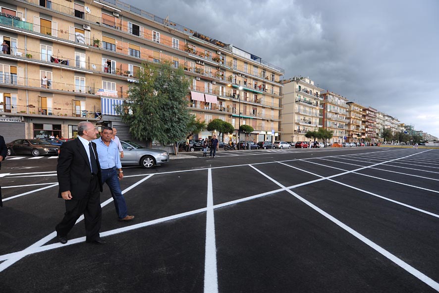 Il Sindaco De Luca inaugura la nuova passeggiata a mare, i parcheggi e la pubblica illuminazione sul Lungomare, tra Polo Nautico e Porticciolo Pastena. 17 settembre 2009