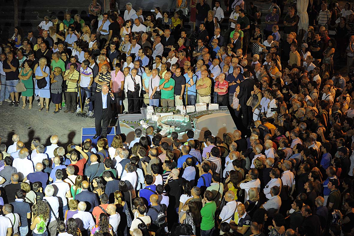 Esposto in Piazza Portanova il nuovo plastico del Crescent e di Piazza della Liberta' 