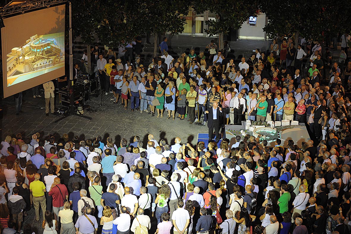 Esposto in Piazza Portanova il nuovo plastico del Crescent e di Piazza della Liberta' 