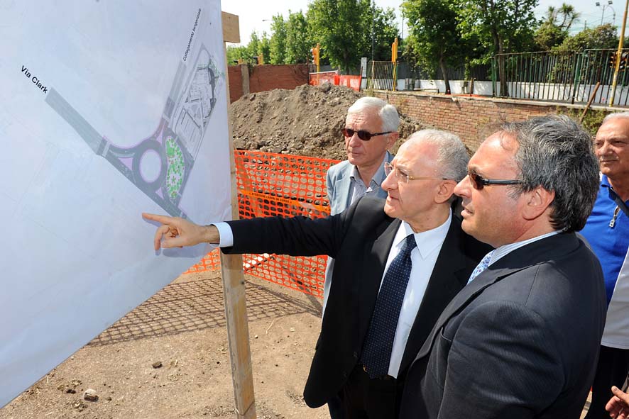 Il Sindaco di Salerno Vincenzo De Luca ha dato il via ai lavori di realizzazione della rotatoria autostradale all'altezza del Novotel. Salerno, 25 maggio 2011.