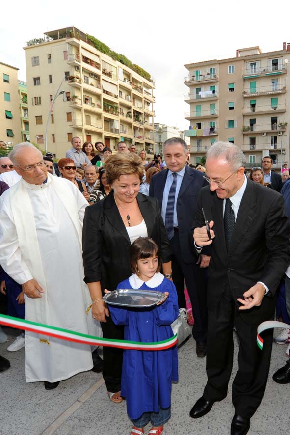 Il Sindaco De Luca inaugura il nuovo edificio scolastico Alfonso Gatto, via Gaeta, 14 settembre 2009