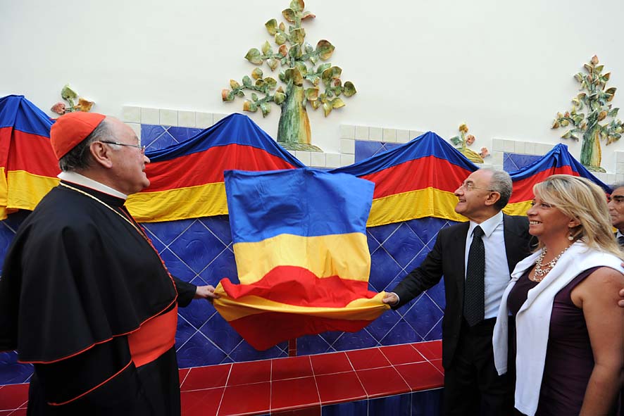 Il Sindaco De Luca e il Cardinale Martino in via Mercanti per l'inaugurazione della seduta artistica presso la chiesa S. Gregorio. 19 settembre 2009