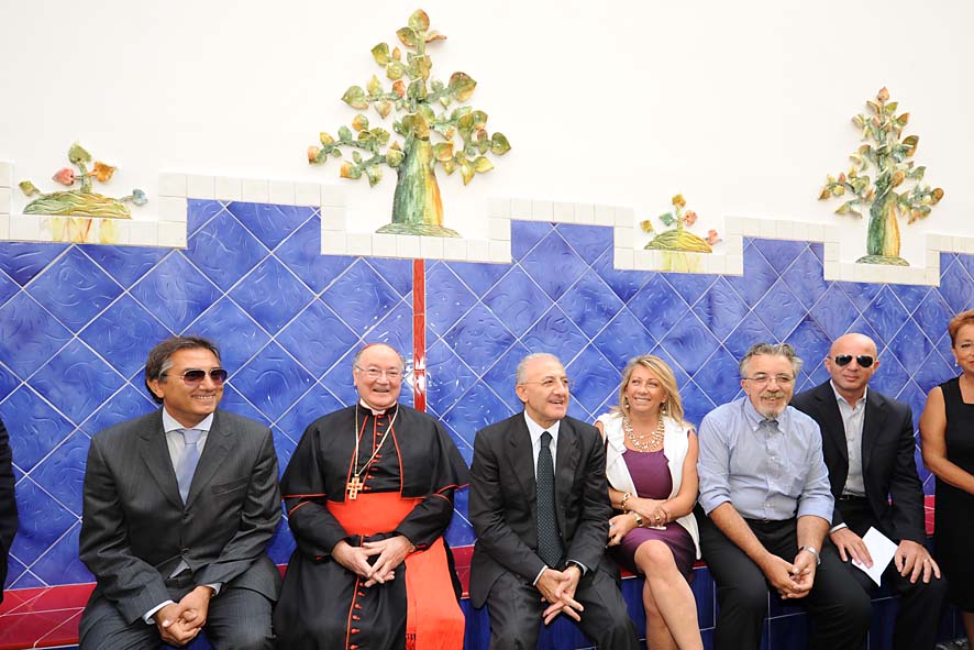Il Sindaco De Luca e il Cardinale Martino in via Mercanti per l'inaugurazione della seduta artistica presso la chiesa S. Gregorio. 19 settembre 2009