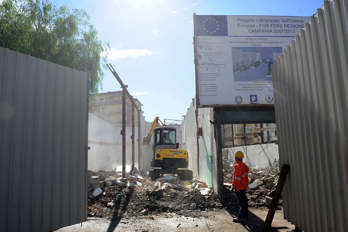 Trincerone Est, demolito manufatto fatiscente all'incrocio tra Via Diaz e Via Nizza
