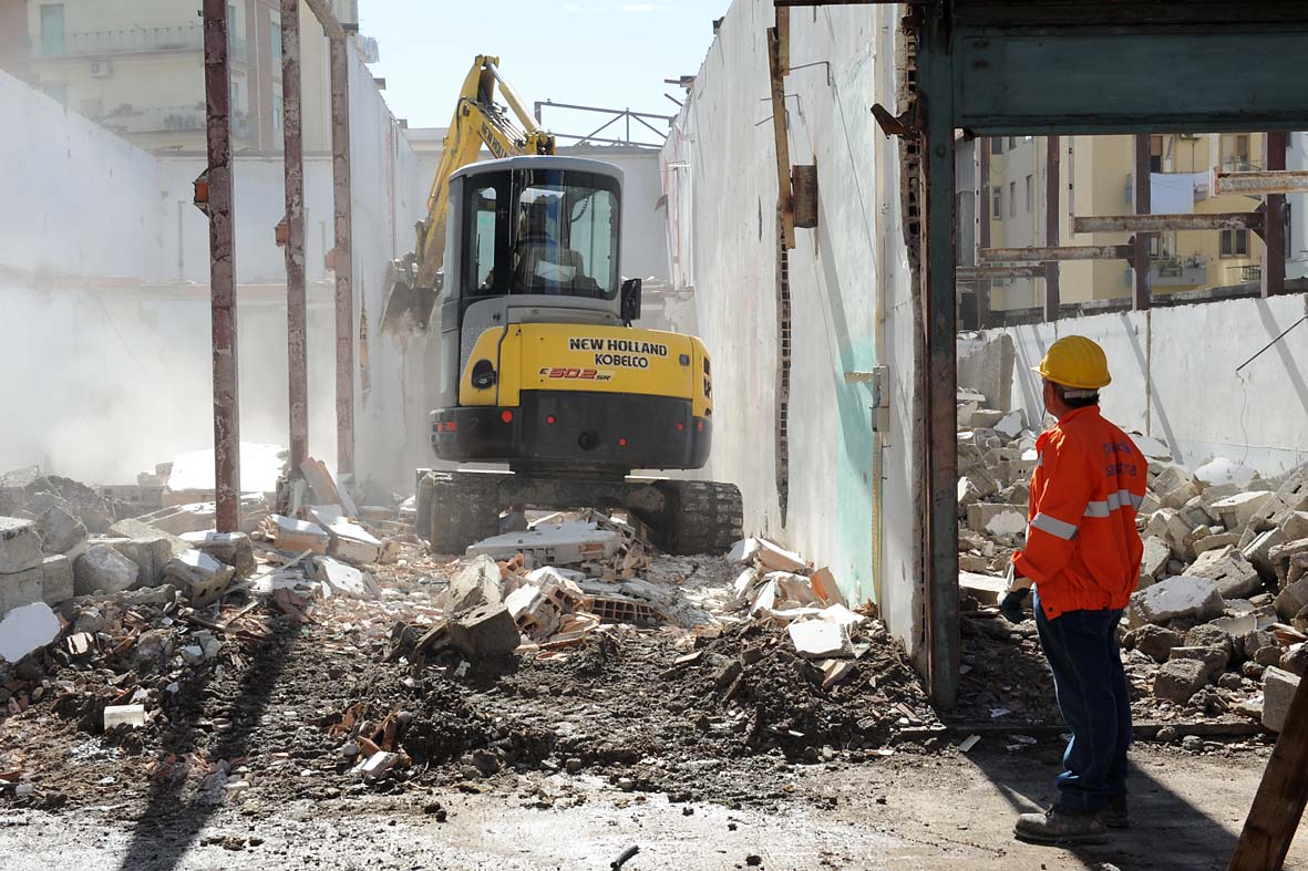 Trincerone Est, demolito manufatto fatiscente all'incrocio tra Via Diaz e Via Nizza