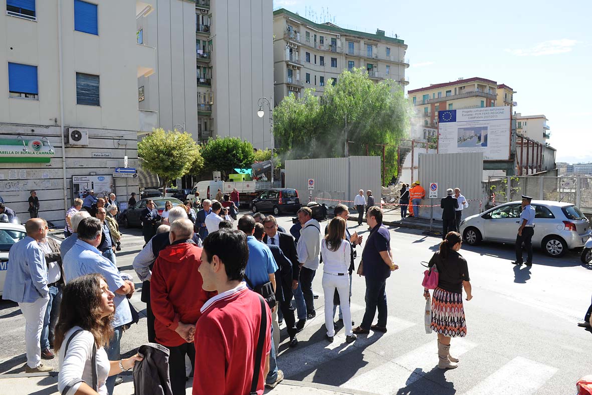 Trincerone Est, demolito manufatto fatiscente all'incrocio tra Via Diaz e Via Nizza